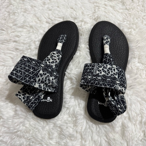 Sanuk Size 5 Black and White Sling Sandal Size 5 - Picture 1 of 6